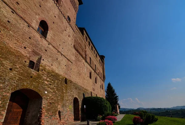 Grinzane Cavour Piemont Włochy Lipca 2018 Majestatyczny Zamek Czerwonej Cegły — Zdjęcie stockowe