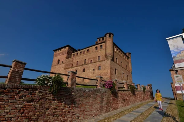 Grinzane Cavour Piemonte Luglio 2018 Maestoso Castello Fatto Mattoni Rossi — Foto Stock