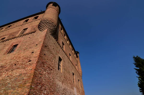 Grinzane Cavour Piemonte Luglio 2018 Maestoso Castello Fatto Mattoni Rossi — Foto Stock