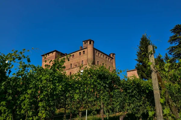 Grinzane Cavour Piamonte Italia Julio 2018 Majestuoso Castillo Ladrillos Rojos — Foto de Stock