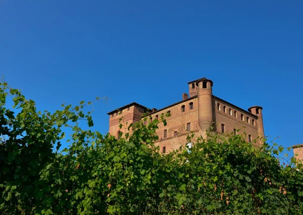 Grinzane Cavour Piemonte Luglio 2018 Maestoso Castello Fatto Mattoni Rossi — Foto Stock