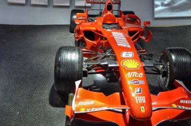 Maranello, Emilia Romagna, İtalya. Aralık 2018. Ferrari Müzesi'nde birinci sınıf Formula 1 kazanan araba görüntülendiği oda. Büyük ekranda o anlardan video akışı.