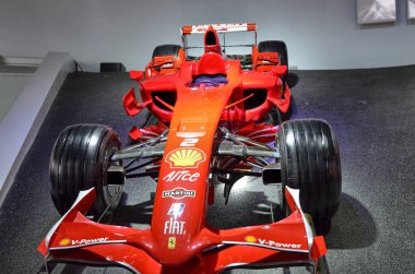Maranello, Emilia Romagna, İtalya. Aralık 2018. Ferrari Müzesi'nde birinci sınıf Formula 1 kazanan araba görüntülendiği oda. Büyük ekranda o anlardan video akışı.