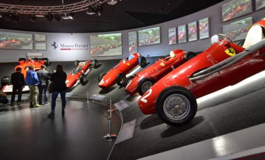 Maranello, Emilia Romagna, İtalya. Aralık 2018. Ferrari Müzesi'nde birinci sınıf Formula 1 kazanan araba görüntülendiği oda. Büyük ekranda o anlardan video akışı.