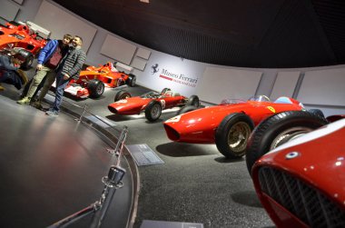 Maranello, Emilia Romagna, İtalya. Aralık 2018. Ferrari Müzesi'nde birinci sınıf Formula 1 kazanan araba görüntülendiği oda. Büyük ekranda o anlardan video akışı.