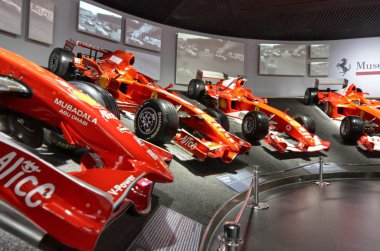 Maranello, Emilia Romagna, İtalya. Aralık 2018. Ferrari Müzesi'nde birinci sınıf Formula 1 kazanan araba görüntülendiği oda. Büyük ekranda o anlardan video akışı.