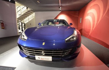 Maranello, İtalya, Aralık 2018. Ferrari müzede, Enzo Ferrari şahsen sürücü çok modelleri adanmış sergi salonu. Favori modeller.
