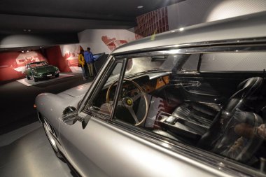 Maranello, İtalya, Aralık 2018. Ferrari müzede, Enzo Ferrari şahsen sürücü çok modelleri adanmış sergi salonu. Favori modeller.