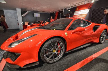 Maranello, İtalya, Aralık 2018. Ferrari Müzede Sergi Salonu en son ve modern modelleri için adanmış..