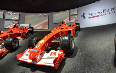 Maranello, Emilia Romagna, İtalya. Aralık 2018. Ferrari Müzesi'nde birinci sınıf Formula 1 kazanan araba görüntülendiği oda. Büyük ekranda o anlardan video akışı.