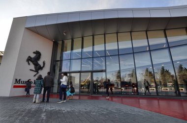 Maranello, İtalya, Aralık 2018. Ferrari Müzesi, siyah Şahlanan at girişine hiç şüphe bırakır: motorları evde olduğumuzu. İnsanları durdurmak için bir hatıra fotoğrafı.