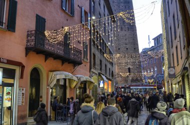 Bologna Emilia Romagna, İtalya. Aralık 2018. Noel tatili için binlerce sarı ışık vardır alacakaranlıkta arasında küçük ikincil yollar, tarihi merkezi girme. Çok hoş.