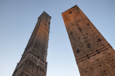 Bolonya, Emilia Romagna, İtalya. Aralık 2018. Asinelli şehrinin iki ortaçağ kulesi, en yüksek ve Garisenda. Onlar şehrin bir sembolü ve referans noktası..