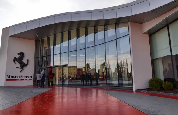 Maranello, İtalya, Aralık 2018. Ferrari Müzesi, siyah Şahlanan at girişine hiç şüphe bırakır: motorları evde olduğumuzu. İnsanları durdurmak için bir hatıra fotoğrafı.
