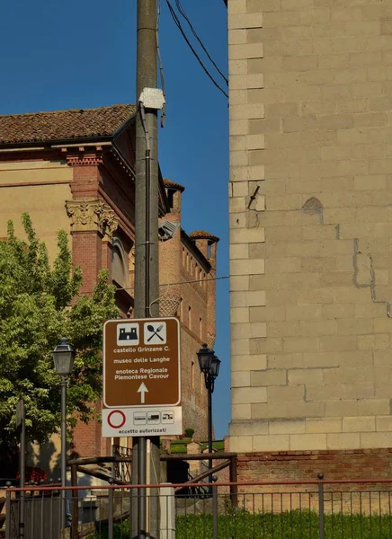 Grinzane Cavour Piemonte Luglio 2018 Segnaletica Turistica Nel Centro Del — Foto Stock