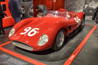 Maranello, Emilia Romagna, İtalya. Aralık 2018. Ferrari Müzesi'nde 500 Trc. Burada Tr kırmızı renkli motor başkanları için kırmızı tesat gösterir. Bir kazanan olduğu ortaya çıktı bu güzel model.