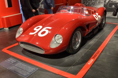 Maranello, Emilia Romagna, İtalya. Aralık 2018. Ferrari Müzesi'nde 500 Trc. Burada Tr kırmızı renkli motor başkanları için kırmızı tesat gösterir. Bir kazanan olduğu ortaya çıktı bu güzel model.