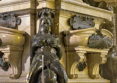 Bologna Emilia Romagna, İtalya. Aralık 2018. Neptün Çeşmesi yuvaları detayını. Gece çalış suya yansıyan ışık ile vurdu. Havuzun içinde görüş-in belgili tanımlık yeni yıl çit.