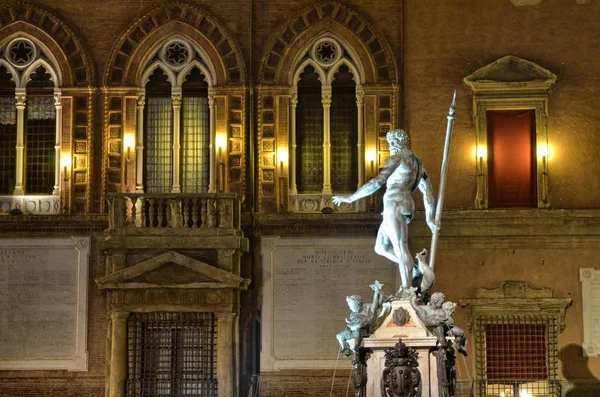 Bologna, Emilia Romagna, İtalya. Aralık 2018. Gece Neptün çeşme, Yılbaşı için, renkli ışıklar ile aydınlatılmış ve onu korumak için çitle çevrili olmuştur.