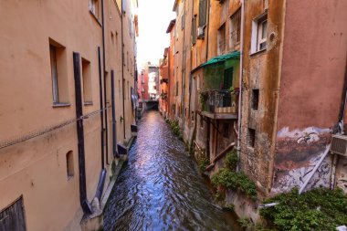 Bologna Emilia Romagna, İtalya. Aralık 2018. Şehrin Venedik anımsatan gizli bir parçası! Rhine kanal çok benzer bir görüntü veren evler arasında çalışır. Bunu takdir etmek tüm turistler durdurmak.