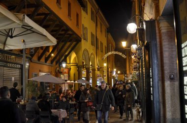 Bologna Emilia Romagna, İtalya. Aralık 2018. Noel tatili için binlerce sarı ışık vardır alacakaranlıkta arasında küçük ikincil yollar, tarihi merkezi girme. Çok hoş.