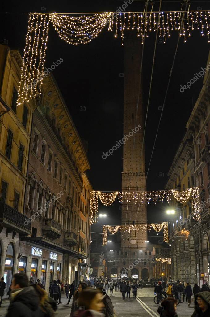 Bolonia, Emilia Romaña, Italia. Diciembre de 2018. Vista nocturna de