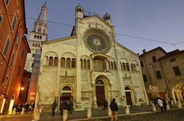 Modena, Emilia Romagna, İtalya. Aralık 2018. Muhteşem cephe katedral. Akşam ışığı parlak Noel temalı dekorasyon yol verir.