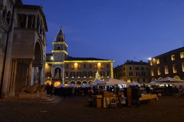 Modena, Emilia Romagna, İtalya. Aralık 2018. Piazza Maggiore'ye şehrin ortasıdır. Saat Kulesi ve Katedral Meydanı karakteristik unsurları vardır. Noel ışıkları karanlık yanar.