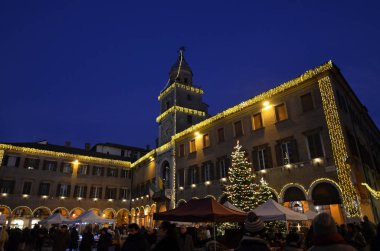 Modena, Emilia Romagna, İtalya. Aralık 2018. Piazza Maggiore'ye şehrin ortasıdır. Saat Kulesi ve Katedral Meydanı karakteristik unsurları vardır. Noel ışıkları karanlık yanar.