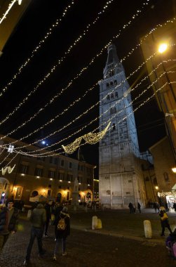 Modena, Emilia Romagna, İtalya. Aralık 2018. Ghirlandina gece manzarası. Şehrin Çan Kulesi: tarihi merkezi girdikten hemen bunu fark. Yüksek 86 metre hafifçe eğilerek.