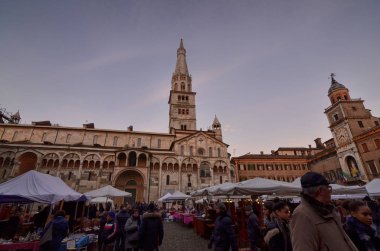 Modena, Emilia Romagna, İtalya. Aralık 2018. Piazza Maggiore'ye şehrin ortasıdır. Saat Kulesi ile Katedral Meydanı karakteristik unsurlarıdır. Piyasalar ve olaylardan Merkez.