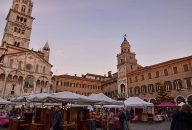 Modena, Emilia Romagna, İtalya. Aralık 2018. Piazza Maggiore'ye şehrin ortasıdır. Saat Kulesi ile Katedral Meydanı karakteristik unsurlarıdır. Piyasalar ve olaylardan Merkez.