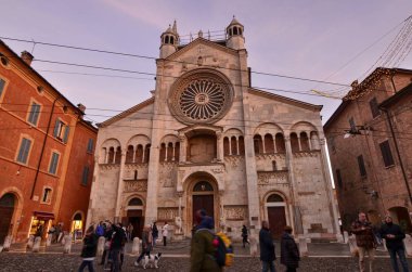 Modena, Emilia Romagna, İtalya. Aralık 2018. Ders duomo Katedrali'nin muhteşem cephe hayran mümkündür. Bazı banklar oturup bunu izlemek izin verir. Turist güçlü geçiş.