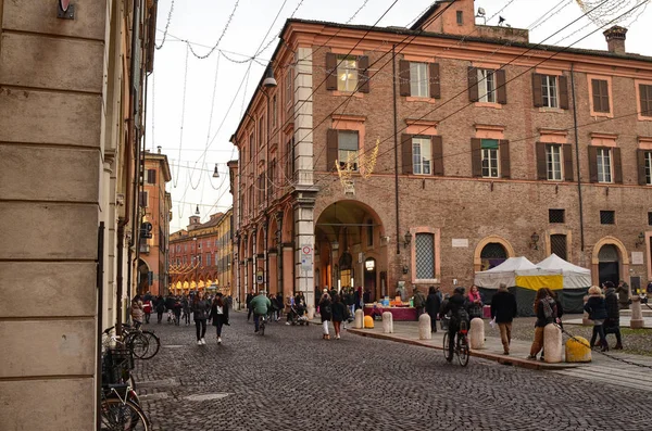 Modena, Emilia Romagna, İtalya. Aralık 2018. Piazza Maggiore'ye şehrin tarihi ortasıdır. Saat Kulesi ile birlikte Katedral Meydanı'nın karakteristik unsurlardan biridir.