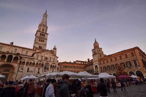Modena, Emilia Romagna, İtalya. Aralık 2018. Piazza Maggiore'ye şehrin ortasıdır. Saat Kulesi ile Katedral Meydanı karakteristik unsurlarıdır. Piyasalar ve olaylardan Merkez.