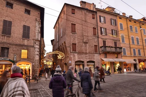 Modena, Emilia Romagna, İtalya. Aralık 2018. Ders duomo Katedrali'nin muhteşem cephe hayran mümkündür. Bazı banklar oturup bunu izlemek izin verir. Turist güçlü geçiş.
