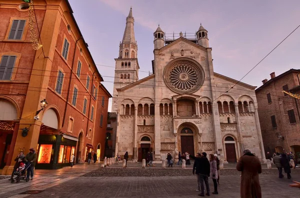 Modena, Emilia Romagna, İtalya. Aralık 2018. Ders duomo Katedrali'nin muhteşem cephe hayran mümkündür. Bazı banklar oturup bunu izlemek izin verir. Turist güçlü geçiş.