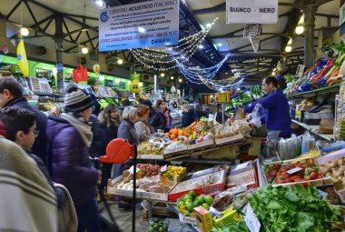 Modena, Emilia Romagna, İtalya. Aralık 2018. İç Albinelli pazarının şehrin tarihi pazar. Meyve ve sebzelerin yanı sıra yerel gastronomik lezzetlerden vardır