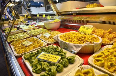 Modena, Emilia Romagna, İtalya. Aralık 2018. Albinelli Pazar, şehrin tarihi pazar. Yerel gastronomik lezzetlerden vardır. Gastronomi sayaç ile doldurulmuş makarna: cappelletti agnolotti.