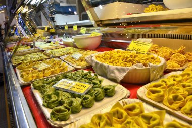 Modena, Emilia Romagna, İtalya. Aralık 2018. Albinelli Pazar, şehrin tarihi pazar. Yerel gastronomik lezzetlerden vardır. Gastronomi sayaç ile doldurulmuş makarna: cappelletti agnolotti.