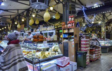 Modena, Emilia Romagna, İtalya. Aralık 2018. İç Albinelli pazarının şehrin tarihi pazar. Meyve ve sebzelerin yanı sıra yerel gastronomik lezzetlerden vardır