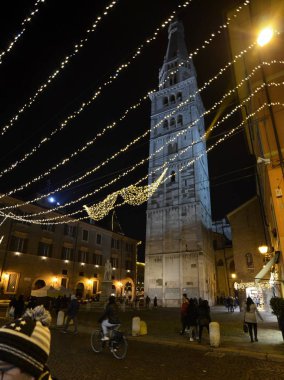 Modena, Emilia Romagna, İtalya. Aralık 2018. Ghirlandina gece manzarası. Şehrin Çan Kulesi: tarihi merkezi girdikten hemen bunu fark. Yüksek 86 metre hafifçe eğilerek.