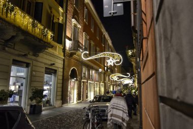 Modena, Emilia Romagna, İtalya. Aralık 2018. Tarihi merkez sokaklarında gece manzarası. Noel atmosferi tarafından parlak süslemeleri çizilir. İnsanlar yürüyüş yer zevk.