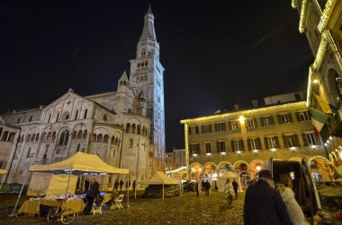 Modena, Emilia Romagna, İtalya. Aralık 2018. Piazza Maggiore'ye şehrin ortasıdır. Saat Kulesi ve Katedral Meydanı karakteristik unsurları vardır. Noel ışıkları karanlık yanar.