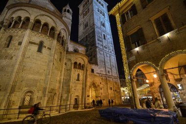 Modena, Emilia Romagna, İtalya. Aralık 2018. Piazza Maggiore'ye şehrin ortasıdır. Saat Kulesi ve Katedral Meydanı karakteristik unsurları vardır. Noel ışıkları karanlık yanar.