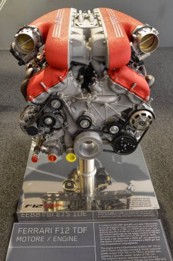 Maranello, Emilia Romagna, İtalya. Aralık 2018. Ferrari müzede, makineler, ek olarak mücevher görüntülenen motorları ayrıntılarını bulabilirsiniz. Burada F12 Tdf motor bloğu.