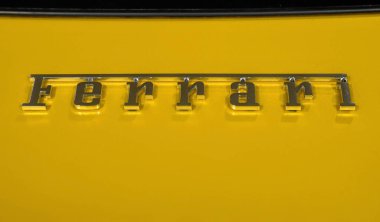 Maranello, Emilia Romagna, İtalya. Aralık 2018. Ferrari Müzesi'nde arabalar açıkça tanınmış lüks spor otomobil markası logo görüntüleme.