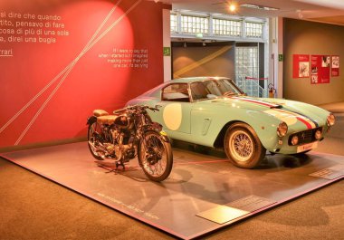 Maranello, Emilia Romagna, İtalya. Aralık 2018. Ferrari Müzede Sergi Salonu ilk modelleri ile. 250 Gt berlinetta ve 166 Mm. Enzo Ferrari'nin unutulmaz deyimleri duvarlara.