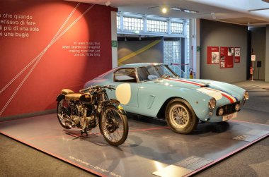 Maranello, Emilia Romagna, İtalya. Aralık 2018. Ferrari Müzede Sergi Salonu ilk modelleri ile. 250 Gt berlinetta ve 166 Mm. Enzo Ferrari'nin unutulmaz deyimleri duvarlara.