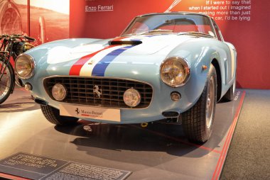 Maranello, Emilia Romagna, İtalya. Aralık 2018. Ferrari Müzede Sergi Salonu ilk modelleri ile. 250 Gt berlinetta ve 166 Mm. Enzo Ferrari'nin unutulmaz deyimleri duvarlara.
